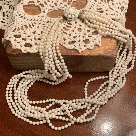 Vintage 8 Strand White Glass Bead Clasp Old Hollywood Style Necklace Jewelry - Picture 3 of 11